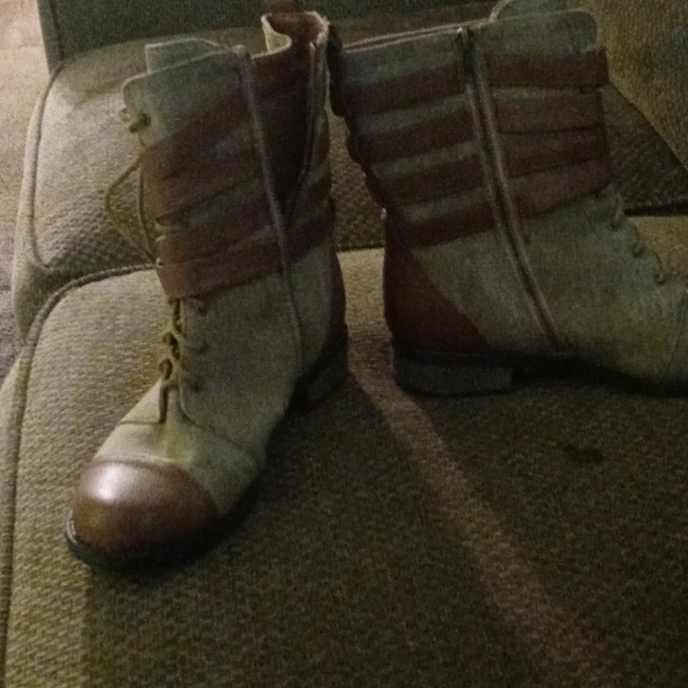 Boots - Picture 4 of 4